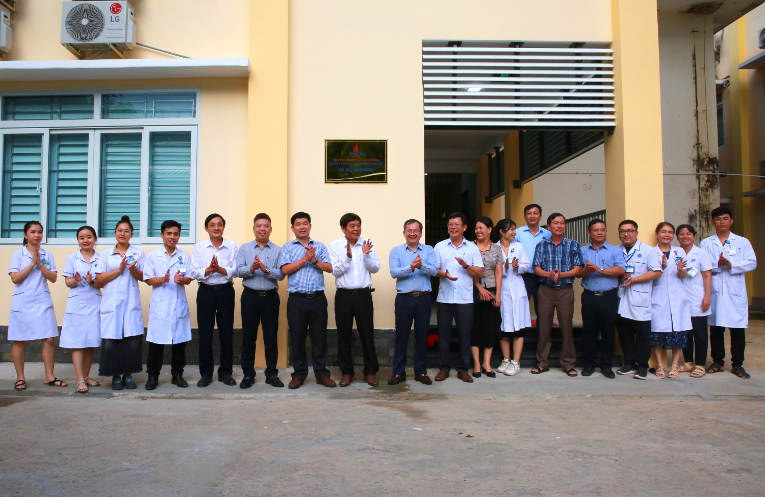 Lãnh đạo Sở Y tế, Công ty BSR, huyện Bình Sơn và Trung tâm Y tế huyện Bình Sơn thực hiện nghi thức gắn biển công trình. Lãnh đạo Sở Y tế, Công ty BSR, huyện Bình Sơn và Trung tâm Y tế huyện Bình Sơn thực hiện nghi thức gắn biển công trình.