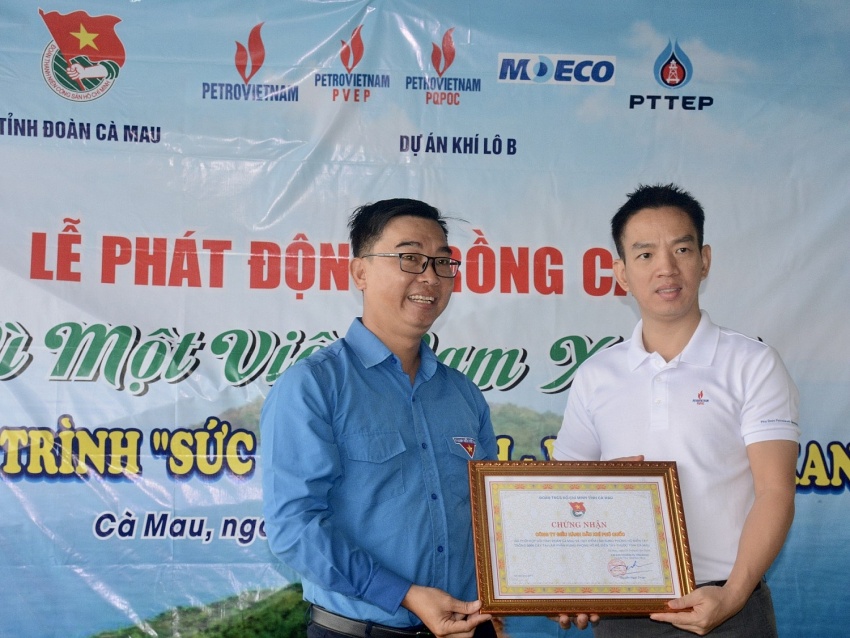 Ông Phạm Xuân Phúc – Phó Tổng Giám đốc PQPOC, đại diện Dự án khí Lô B nhận bảng chứng nhận của Tỉnh đoàn Cà Mau cho công trình trồng cây tại lâm phần rừng phòng hộ trên địa bàn tỉnh. Ông Phạm Xuân Phúc – Phó Tổng Giám đốc PQPOC, đại diện Dự án khí Lô B nhận bảng chứng nhận của Tỉnh đoàn Cà Mau cho công trình trồng cây tại lâm phần rừng phòng hộ trên địa bàn tỉnh.