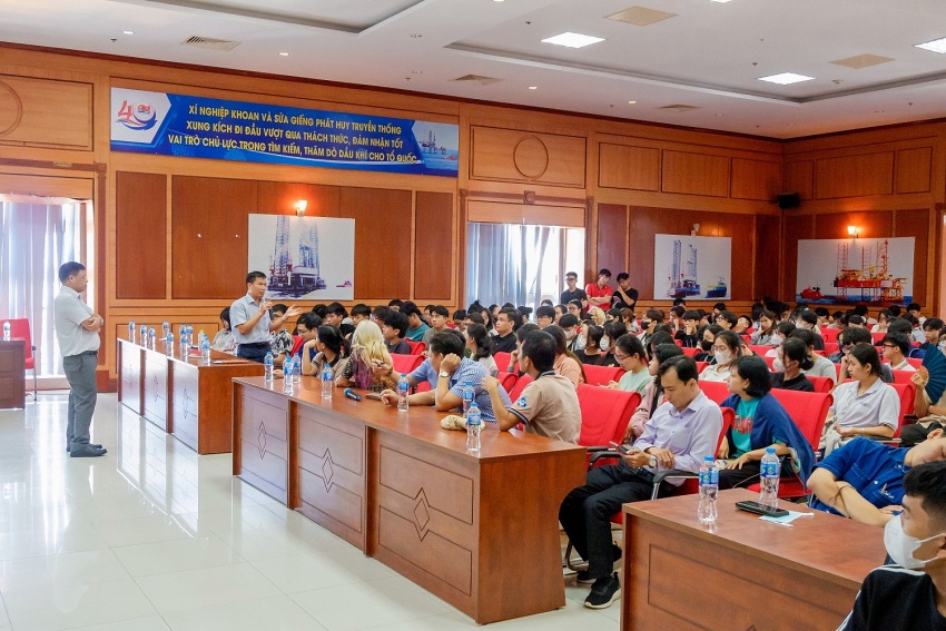 Sinh Viên Trường Đại Học Bách Khoa TP.HCM tham quan kiến tập tại Vietsovpetro Sinh viên Trường Đại học Bách khoa TP Hồ Chí Minh tham quan, kiến tập tại Vietsovpetro