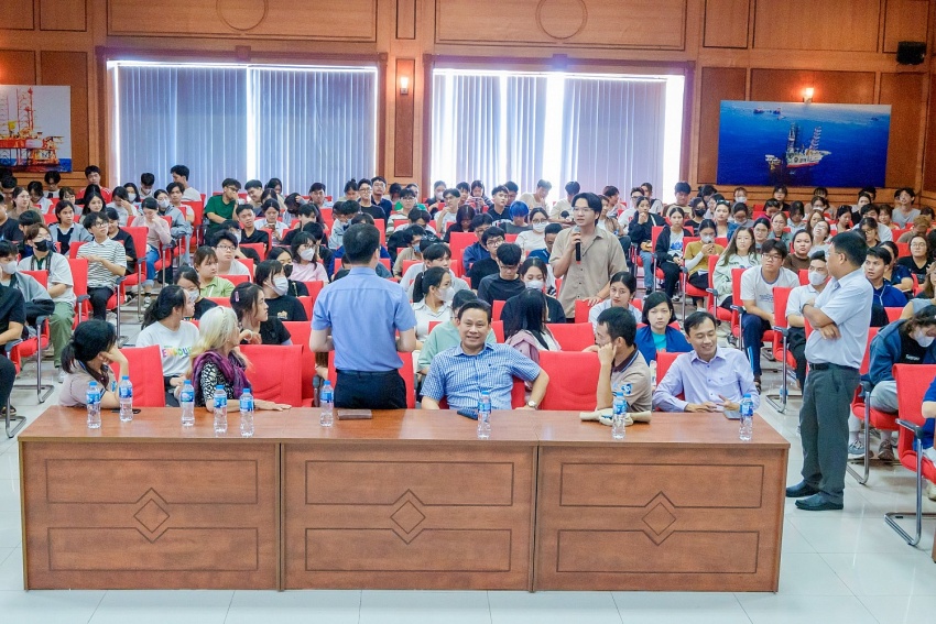 Sinh Viên Trường Đại Học Bách Khoa TP.HCM tham quan kiến tập tại Vietsovpetro Sinh viên Trường Đại học Bách khoa TP Hồ Chí Minh tham quan, kiến tập tại Vietsovpetro