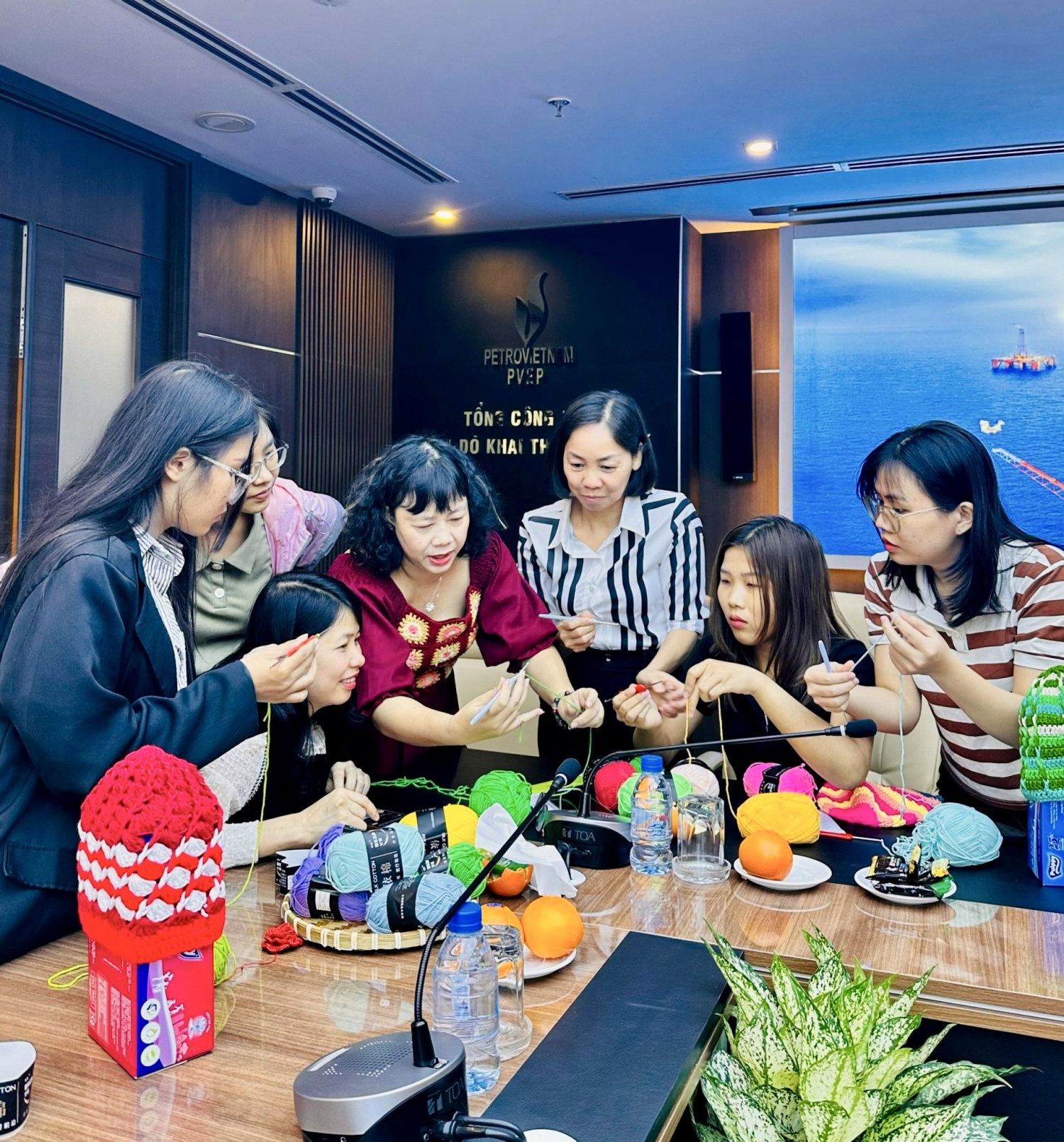Công đoàn PVEP TP. Hồ Chí Minh đan móc mũ len tặng trẻ em vùng cao Công đoàn PVEP TP Hồ Chí Minh đan móc mũ len tặng trẻ em vùng cao