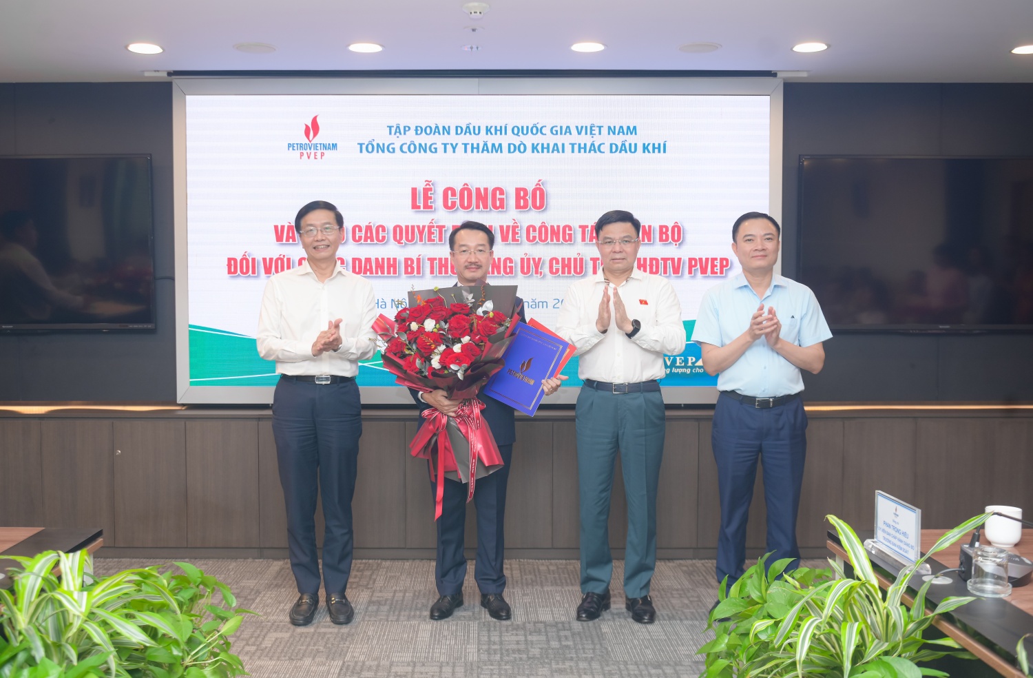 Công bố và trao quyết định Bí thư Đảng ủy, Chủ tịch HĐTV PVEP Công bố và trao quyết định Bí thư Đảng ủy, Chủ tịch HĐTV PVEP