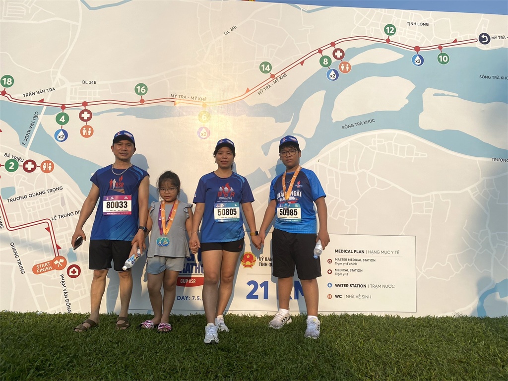 Gia đình anh Trần Quang Lưu và chị Võ Thị Thạo tham gia giải chạy Marathon tỉnh Quảng Ngãi năm 2023. Gia đình anh Trần Quang Lưu và chị Võ Thị Thạo tham gia giải chạy Marathon tỉnh Quảng Ngãi năm 2023.