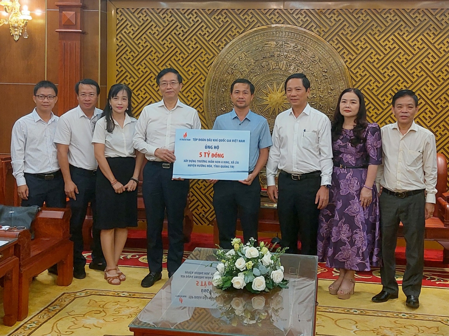 Phó Bí thư Thường trực Đảng ủy PETROVIETNAM Trần Quang Dũng trao kinh phí hỗ trợ xây dựng Trường Mầm non A Xing Phó Bí thư Thường trực Đảng ủy PETROVIETNAM Trần Quang Dũng trao kinh phí hỗ trợ xây dựng Trường Mầm non A Xing