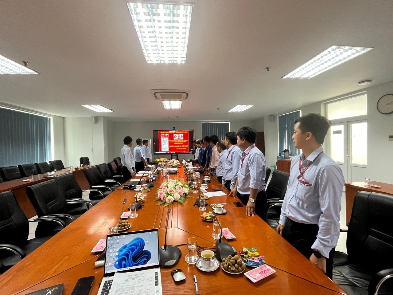 Chi bộ Phòng Sản xuất Điện hơi BSR tổ chức sinh hoạt “Một đội ngũ, một mục tiêu” Chi bộ Phòng Sản xuất Điện hơi BSR tổ chức sinh hoạt “Một đội ngũ, một mục tiêu”