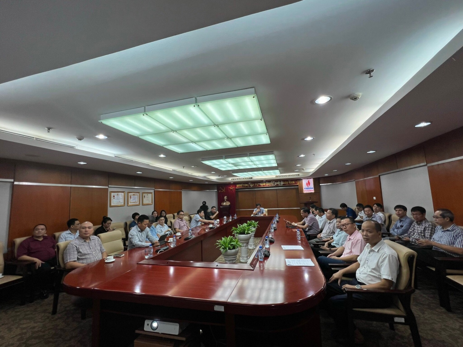 Gần 9 nghìn đảng viên Đảng bộ Tập đoàn Dầu khí Quốc gia Việt Nam học tập, quán triệt Quy định 144 QĐ/TW và Chỉ thị số 35-QĐ/TW Gần 9.000 đảng viên Đảng bộ Tập đoàn Dầu khí Quốc gia Việt Nam tham gia học tập, quán triệt Quy định số 144-QĐ/TW và Chỉ thị số 35-CT/TW