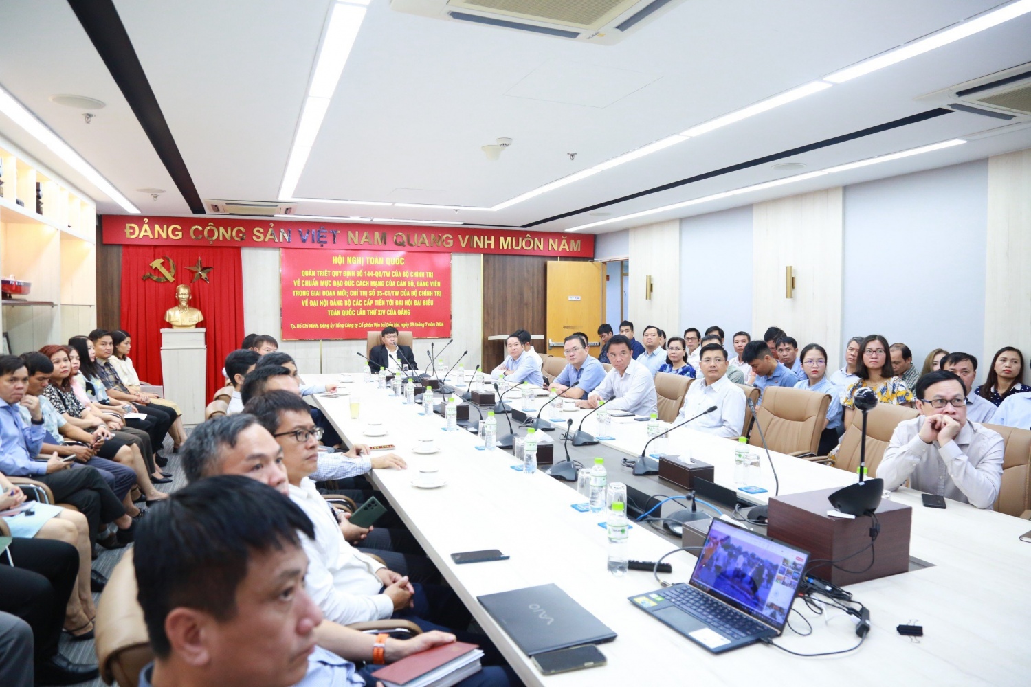 Gần 9 nghìn đảng viên Đảng bộ Tập đoàn Dầu khí Quốc gia Việt Nam học tập, quán triệt Quy định 144 QĐ/TW và Chỉ thị số 35-QĐ/TW Gần 9.000 đảng viên Đảng bộ Tập đoàn Dầu khí Quốc gia Việt Nam tham gia học tập, quán triệt Quy định số 144-QĐ/TW và Chỉ thị số 35-CT/TW