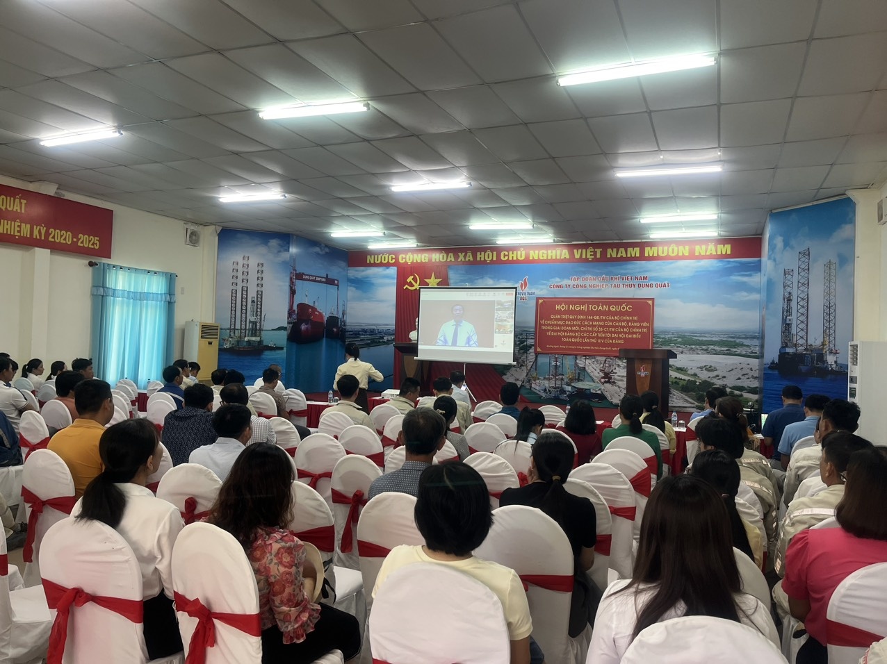 Gần 9 nghìn đảng viên Đảng bộ Tập đoàn Dầu khí Quốc gia Việt Nam học tập, quán triệt Quy định 144 QĐ/TW và Chỉ thị số 35-QĐ/TW Gần 9.000 đảng viên Đảng bộ Tập đoàn Dầu khí Quốc gia Việt Nam tham gia học tập, quán triệt Quy định số 144-QĐ/TW và Chỉ thị số 35-CT/TW