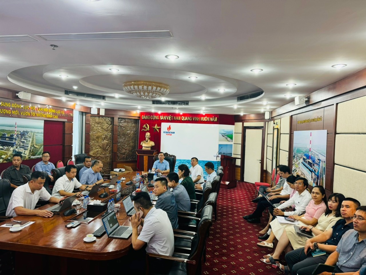 Gần 9 nghìn đảng viên Đảng bộ Tập đoàn Dầu khí Quốc gia Việt Nam học tập, quán triệt Quy định 144 QĐ/TW và Chỉ thị số 35-QĐ/TW Gần 9.000 đảng viên Đảng bộ Tập đoàn Dầu khí Quốc gia Việt Nam tham gia học tập, quán triệt Quy định số 144-QĐ/TW và Chỉ thị số 35-CT/TW