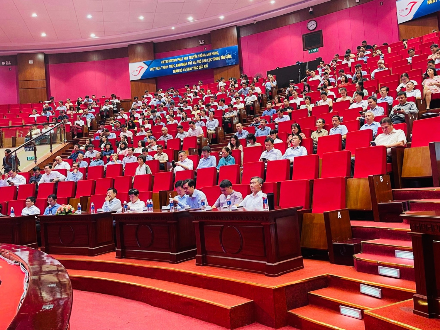 Gần 9 nghìn đảng viên Đảng bộ Tập đoàn Dầu khí Quốc gia Việt Nam học tập, quán triệt Quy định 144 QĐ/TW và Chỉ thị số 35-QĐ/TW Gần 9.000 đảng viên Đảng bộ Tập đoàn Dầu khí Quốc gia Việt Nam tham gia học tập, quán triệt Quy định số 144-QĐ/TW và Chỉ thị số 35-CT/TW