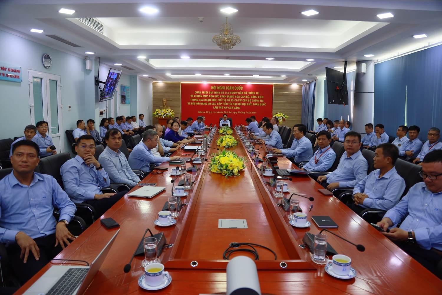 Gần 9 nghìn đảng viên Đảng bộ Tập đoàn Dầu khí Quốc gia Việt Nam học tập, quán triệt Quy định 144 QĐ/TW và Chỉ thị số 35-QĐ/TW Gần 9.000 đảng viên Đảng bộ Tập đoàn Dầu khí Quốc gia Việt Nam tham gia học tập, quán triệt Quy định số 144-QĐ/TW và Chỉ thị số 35-CT/TW