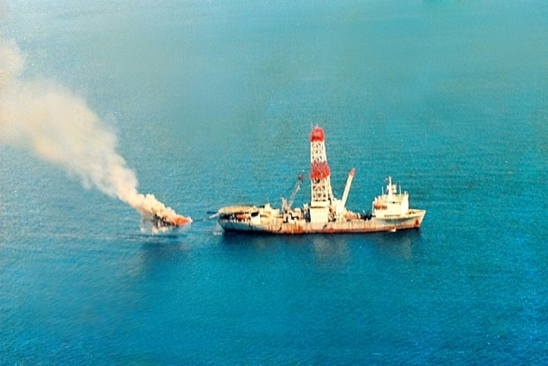 Ngày 24/5/1984, tàu Mikhain Mirchin phát hiện dòng dầu công nghiệp tại giếng BH-5, mỏ Bạch Hổ. (Ảnh tư liệu) Ngày 24/5/1984, tàu Mikhain Mirchin phát hiện dòng dầu công nghiệp tại giếng BH-5, mỏ Bạch Hổ. (Ảnh tư liệu)