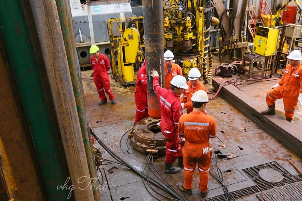 MSP01 – Lá cờ Việt Nam đầu tiên tung bay trên biển Đông MSP-1 - Giàn khoan khai thác đầu tiên của Việt Nam