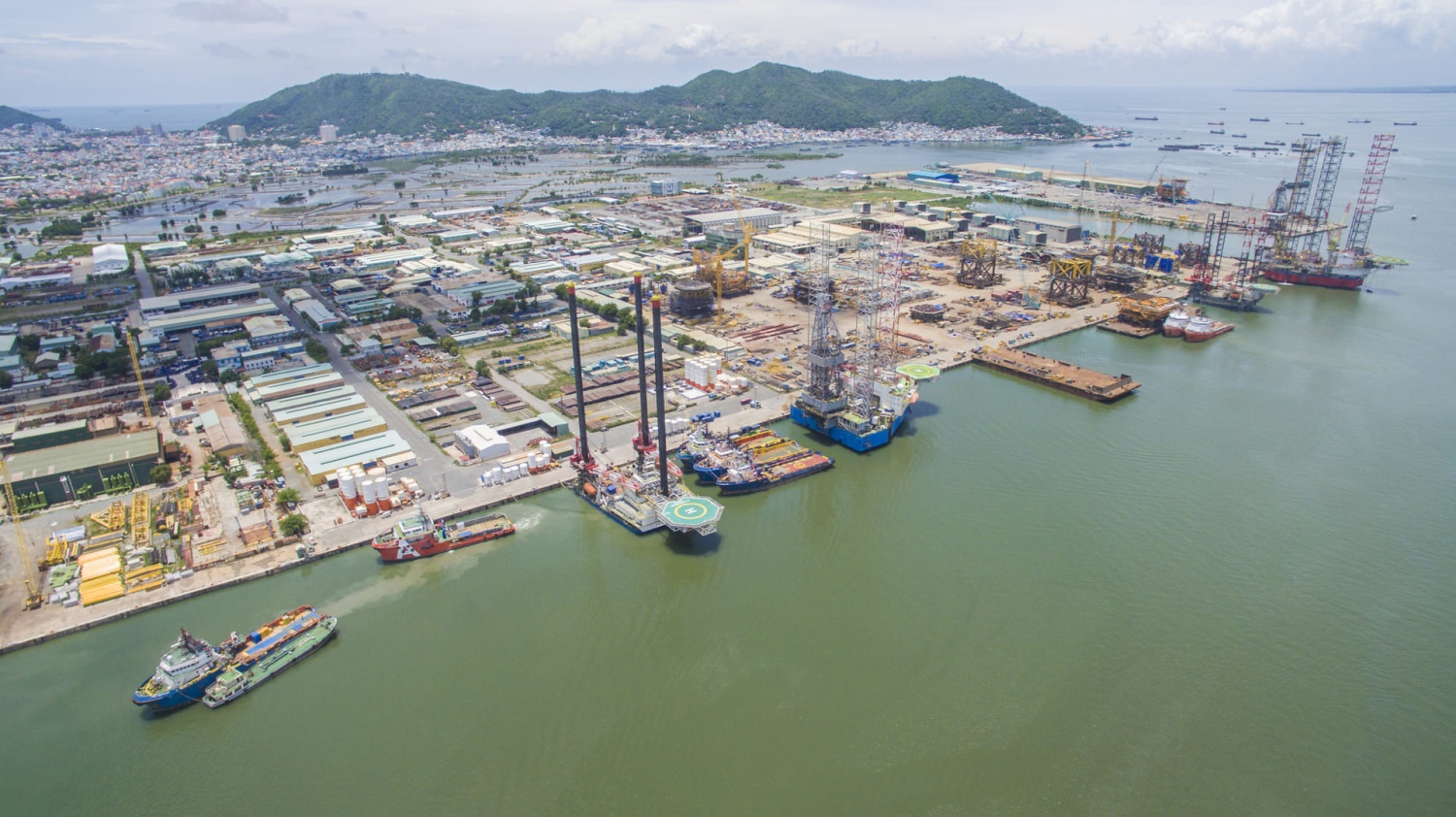 MSP01 – Lá cờ Việt Nam đầu tiên tung bay trên biển Đông MSP-1 - Giàn khoan khai thác đầu tiên của Việt Nam