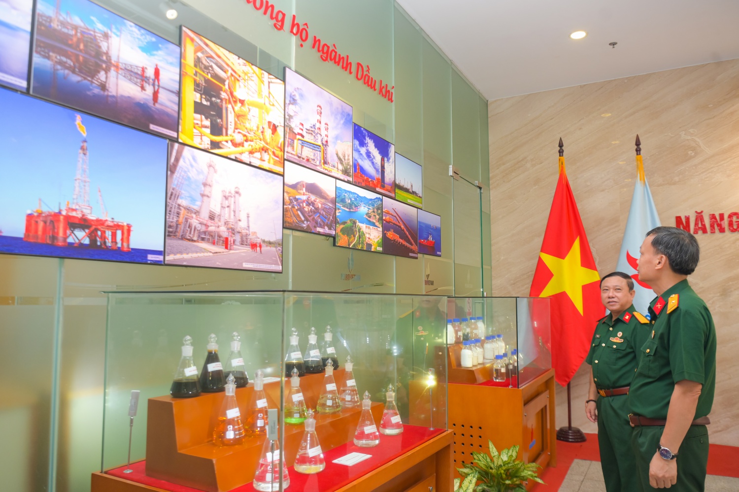 Khai mạc triển lãm ảnh 65 năm ngành Dầu khí Việt Nam thực hiện mong ước của Bác Hồ Khai mạc triển lãm ảnh 65 năm ngành Dầu khí Việt Nam thực hiện mong ước của Bác Hồ