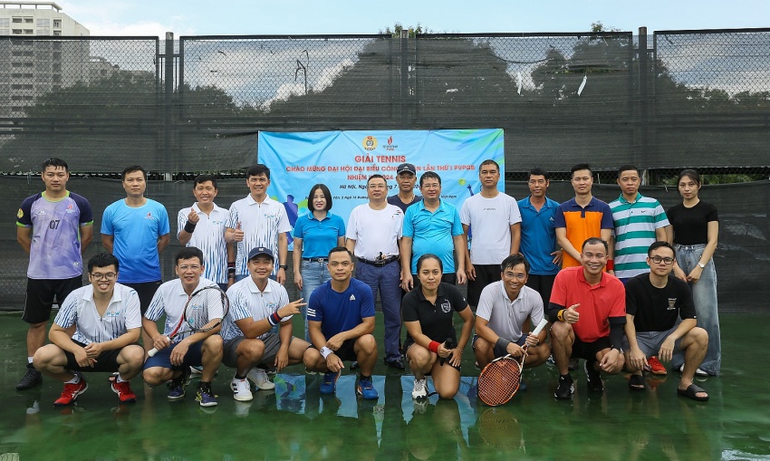 Các đại biểu chụp cùng 9 đội tham dự giải Tennis chào mừng Đại hội Công Đoàn lần thứ I PVPGB Các đại biểu chụp cùng 9 đội tham dự giải Tennis chào mừng Đại hội Công Đoàn lần thứ I PVPGB