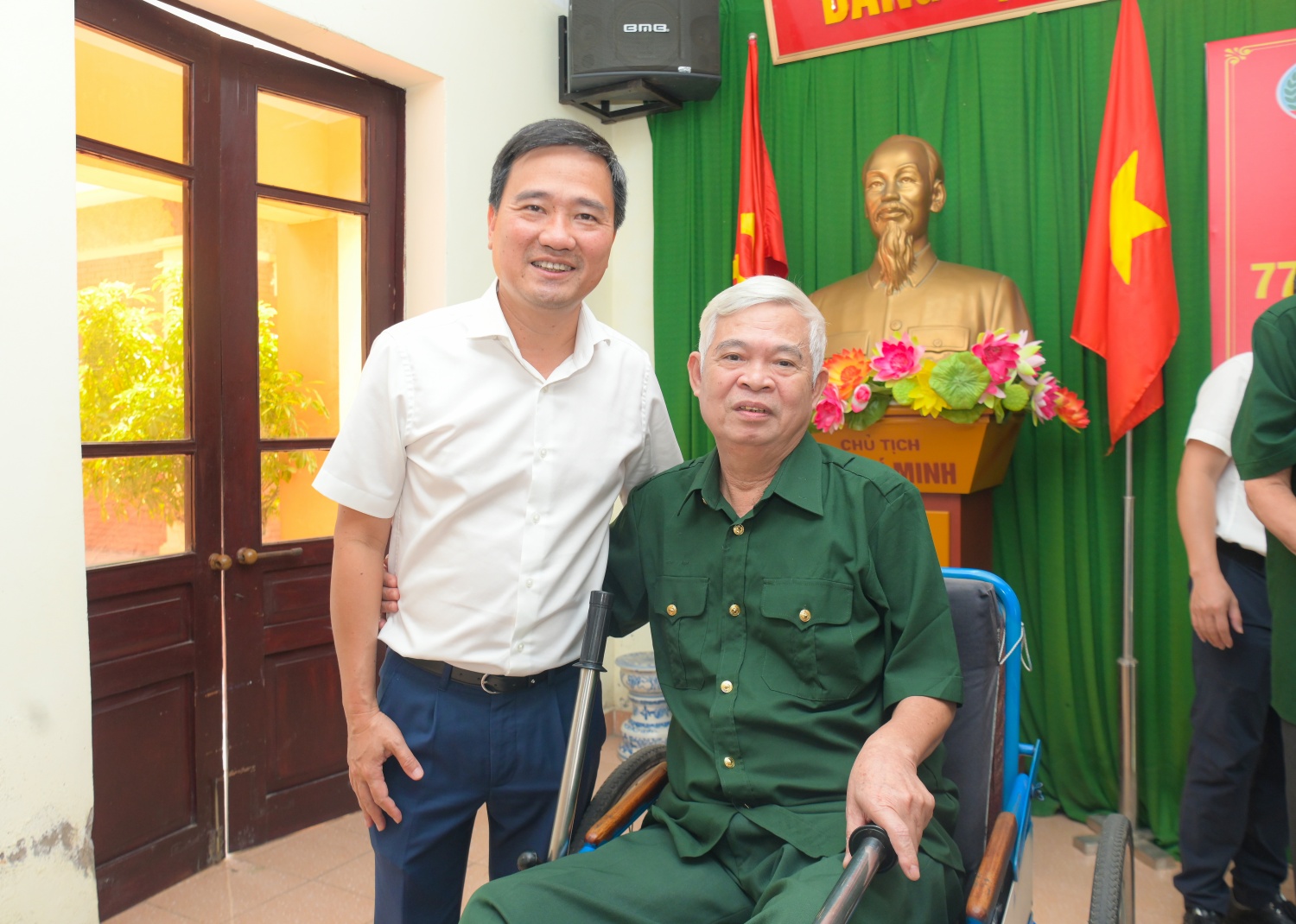 Đoàn công tác Petrovietnam thăm hỏi, tặng quà các thương, bệnh binh tại Thuận Thành (Bắc Ninh) Đoàn công tác Petrovietnam thăm hỏi, tặng quà các thương, bệnh binh tại Thuận Thành (Bắc Ninh)