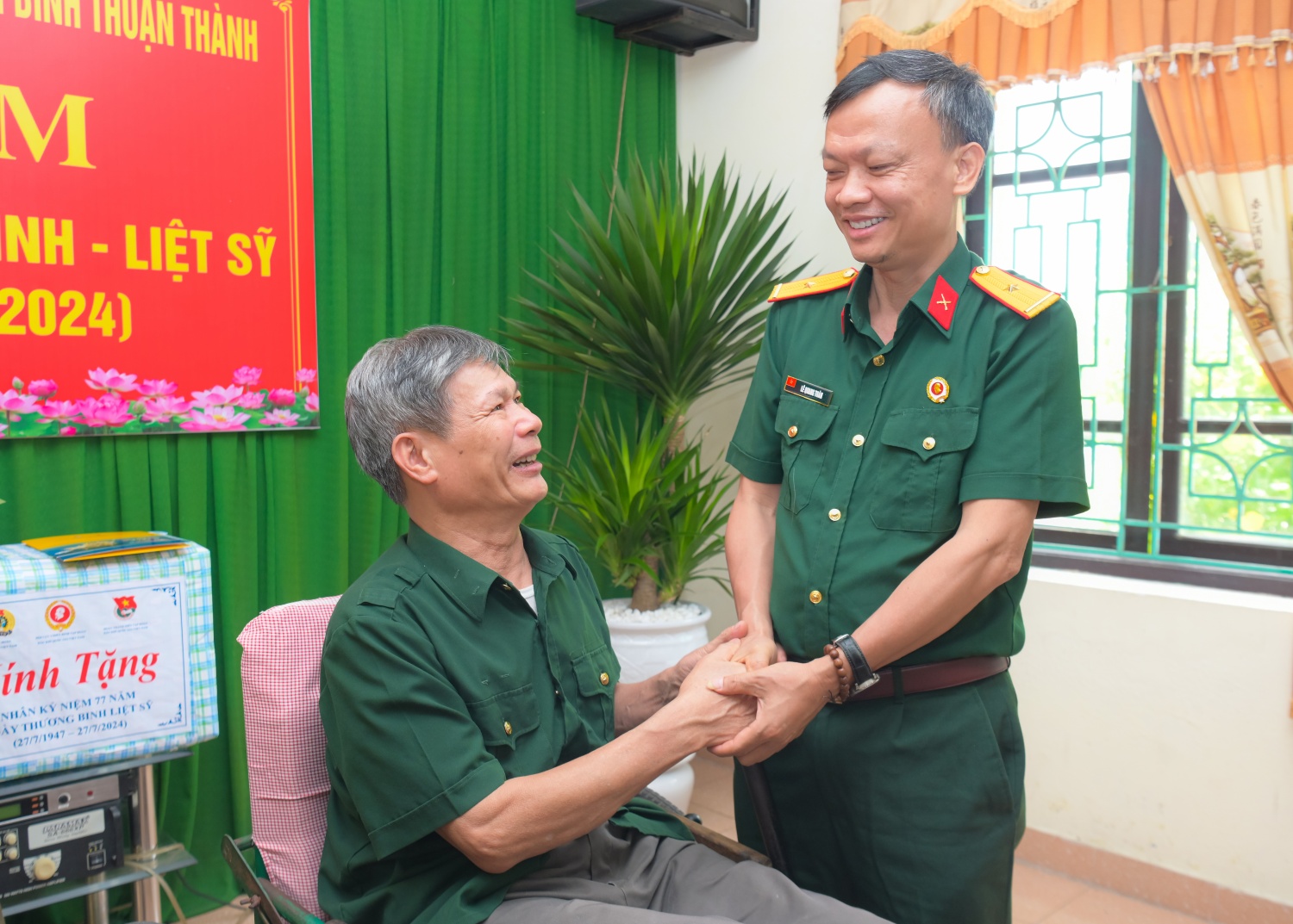 Đoàn công tác Petrovietnam thăm hỏi, tặng quà các thương, bệnh binh tại Thuận Thành (Bắc Ninh) Đoàn công tác Petrovietnam thăm hỏi, tặng quà các thương, bệnh binh tại Thuận Thành (Bắc Ninh)