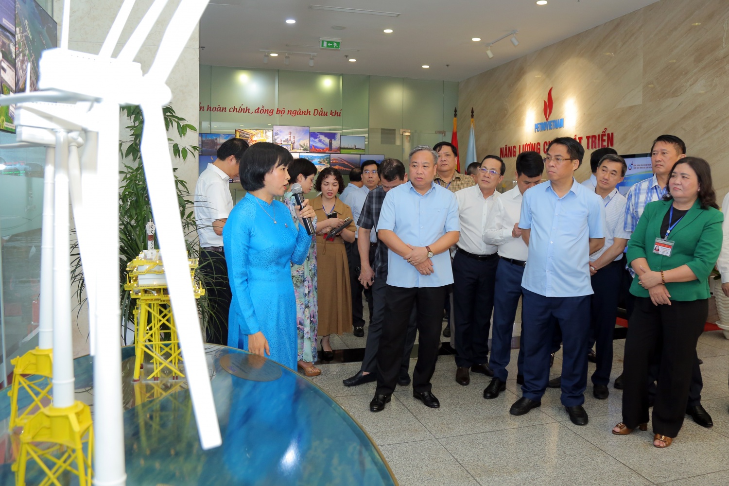 Lớp bồi dưỡng cán bộ quy hoạch Ủy viên BCH Trung ương khóa XIV khảo sát thực tế tại Petrovietnam Lớp bồi dưỡng cán bộ quy hoạch Ủy viên BCH Trung ương khóa XIV khảo sát thực tế tại Petrovietnam