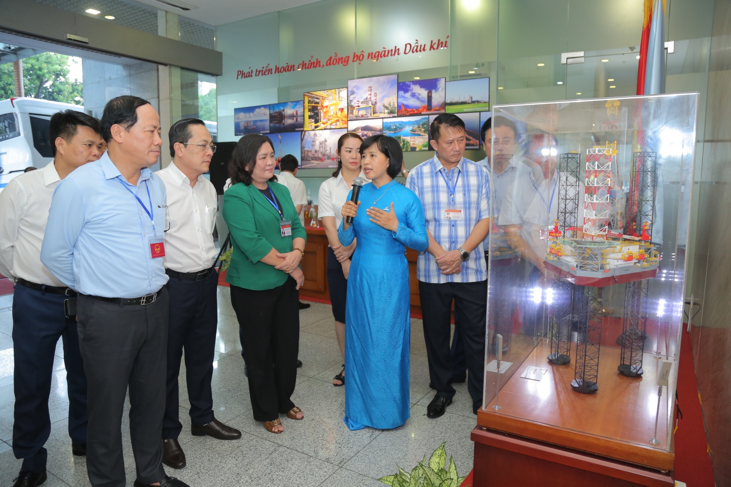 Lớp bồi dưỡng cán bộ quy hoạch Ủy viên BCH Trung ương khóa XIV khảo sát thực tế tại Petrovietnam Lớp bồi dưỡng cán bộ quy hoạch Ủy viên BCH Trung ương khóa XIV khảo sát thực tế tại Petrovietnam