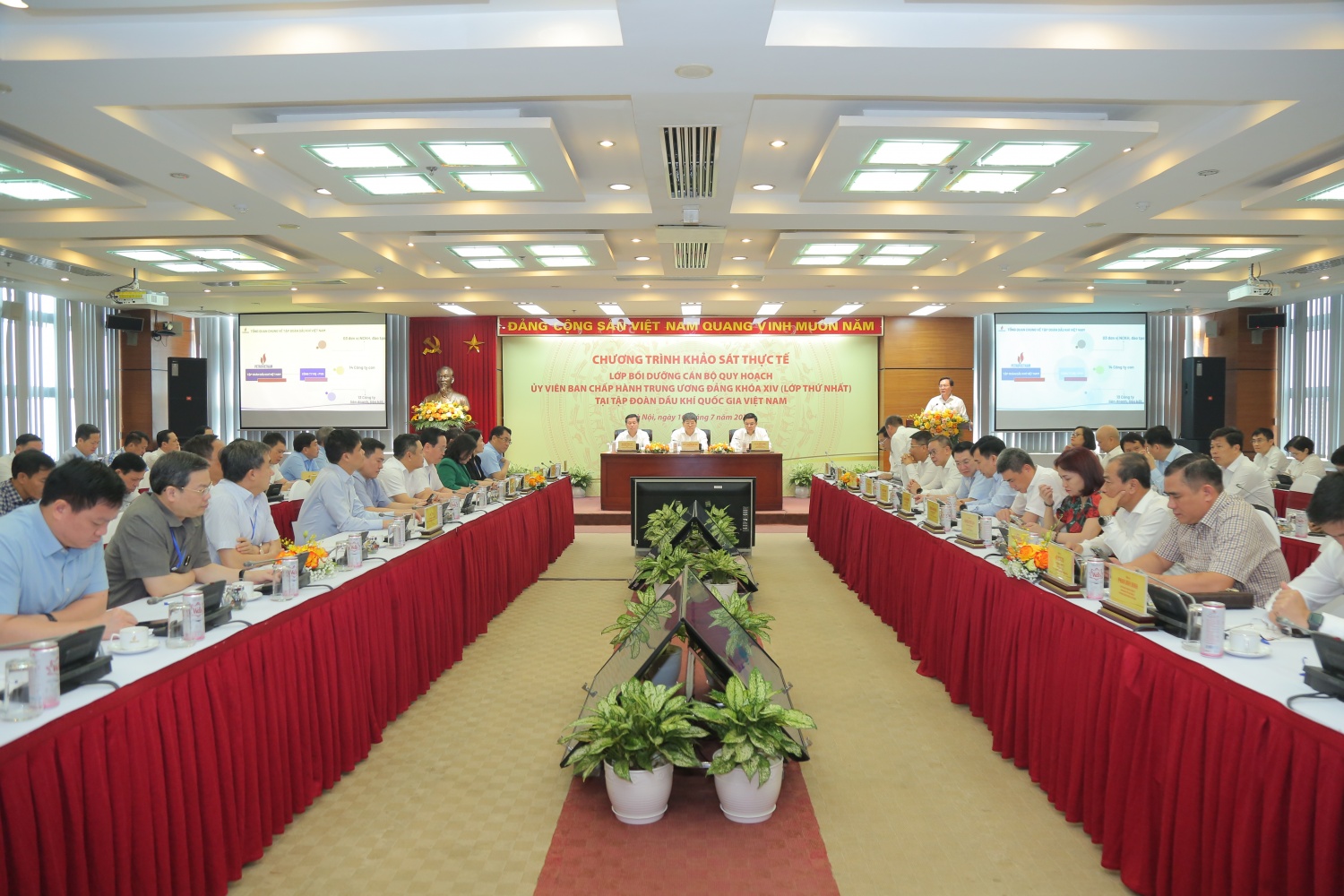 Lớp bồi dưỡng cán bộ quy hoạch Ủy viên BCH Trung ương khóa XIV khảo sát thực tế tại Petrovietnam Lớp bồi dưỡng cán bộ quy hoạch Ủy viên BCH Trung ương khóa XIV khảo sát thực tế tại Petrovietnam