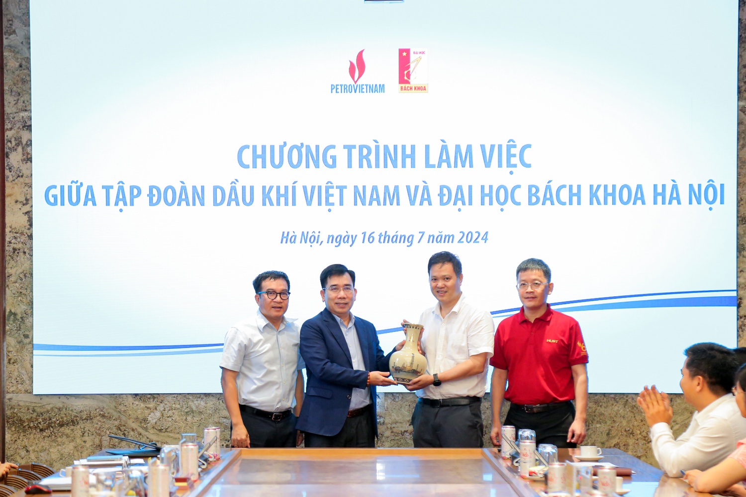 Petrovietnam tăng cường hợp tác trong nghiên cứu khoa học với Đại học Bách khoa Hà Nội Petrovietnam tăng cường hợp tác trong nghiên cứu khoa học với Đại học Bách khoa Hà Nội
