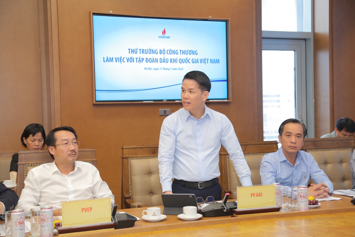 Thứ trưởng Bộ Công Thương Nguyễn Hoàng Long: Thúc đẩy tháo gỡ những vướng mắc về cơ chế, chính sách cho hoạt động của Petrovietnam Thứ trưởng Bộ Công Thương Nguyễn Hoàng Long: Thúc đẩy tháo gỡ những vướng mắc về cơ chế, chính sách cho hoạt động của Petrovietnam