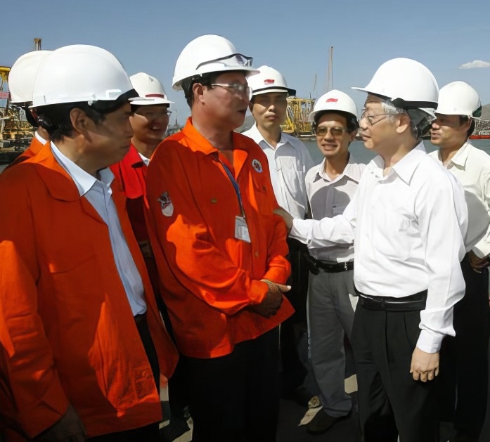 Đồng chí Nguyễn Phú Trọng với người lao động dầu khí tại Cảng Vietsovpetro năm 2010. Đồng chí Nguyễn Phú Trọng với người lao động dầu khí tại Cảng Vietsovpetro năm 2010.