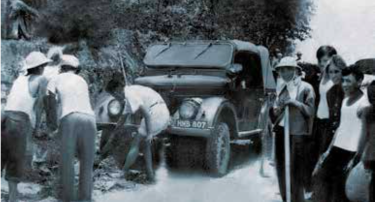Đoàn của chuyên gia S.K. Kitovani tại một tỉnh miền núi phía Bắc năm 1961. (Ảnh tư liệu). Đoàn của chuyên gia S.K. Kitovani tại một tỉnh miền núi phía Bắc năm 1961. (Ảnh tư liệu).
