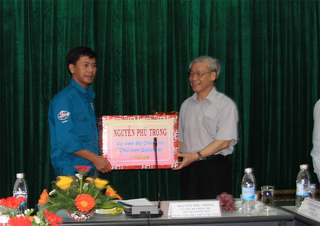 Đồng chí Nguyễn Phú Trọng tặng quà cho đại diện nhà thầu làm việc tại NMLD Dung Quất Đồng chí Nguyễn Phú Trọng tặng quà cho đại diện nhà thầu làm việc tại NMLD Dung Quất