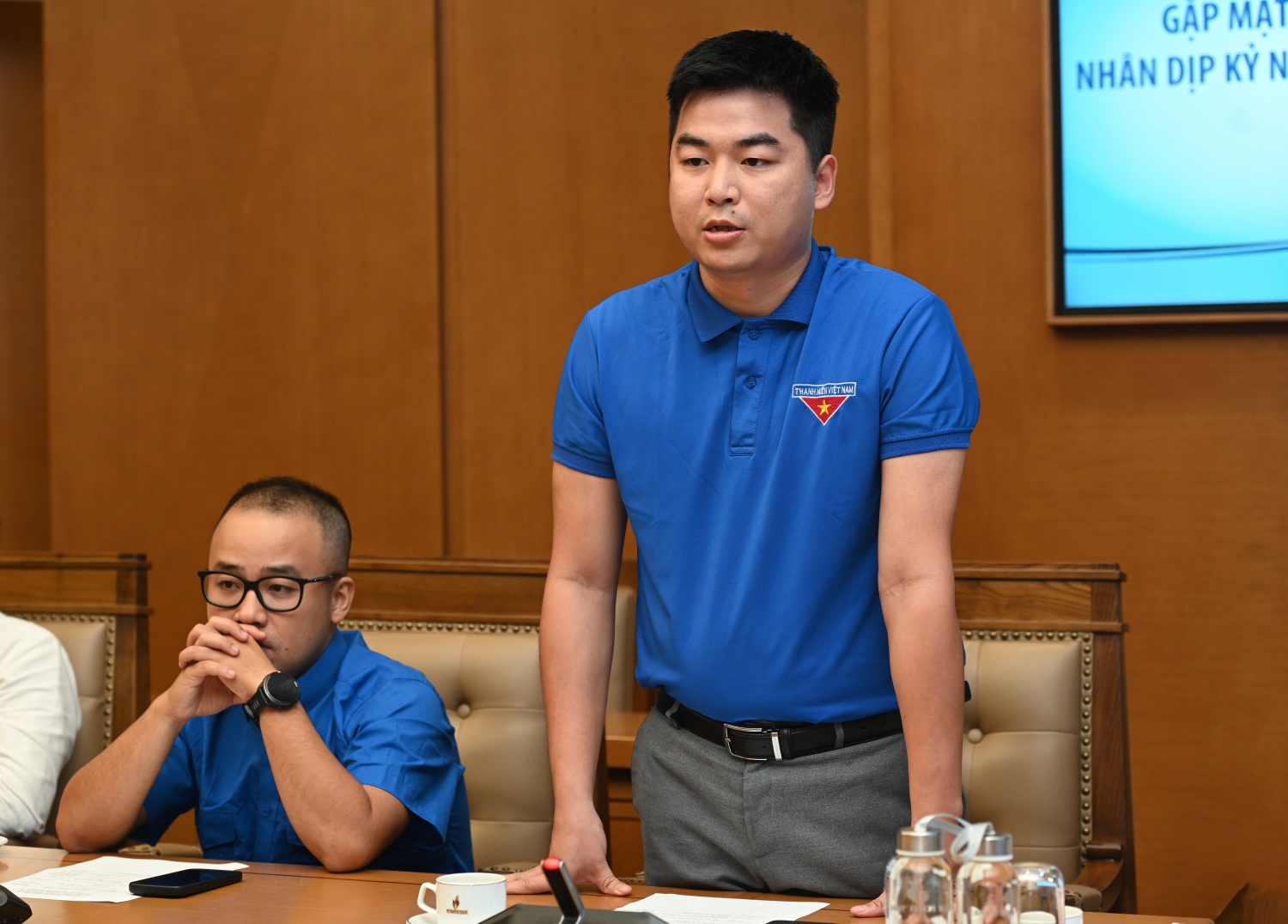 Đồng chí Phạm Hồng Sơn - Phụ trách Đoàn Thanh niên Cơ quan Tập đoàn chia sẻ tại buổi gặp mặt Đồng chí Phạm Hồng Sơn - Phụ trách Đoàn Thanh niên Cơ quan Tập đoàn chia sẻ tại buổi gặp mặt