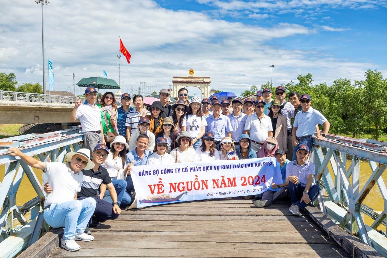 Đoàn tham quan Cầu Hiền Lương tại vĩ tuyến 17 Đoàn tham quan Cầu Hiền Lương tại vĩ tuyến 17
