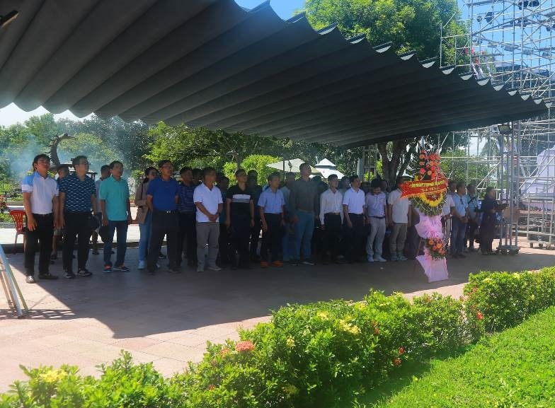 Đoàn dâng hương, dâng hoa tại Thành cổ Quảng Trị Đoàn dâng hương, dâng hoa tại Thành cổ Quảng Trị