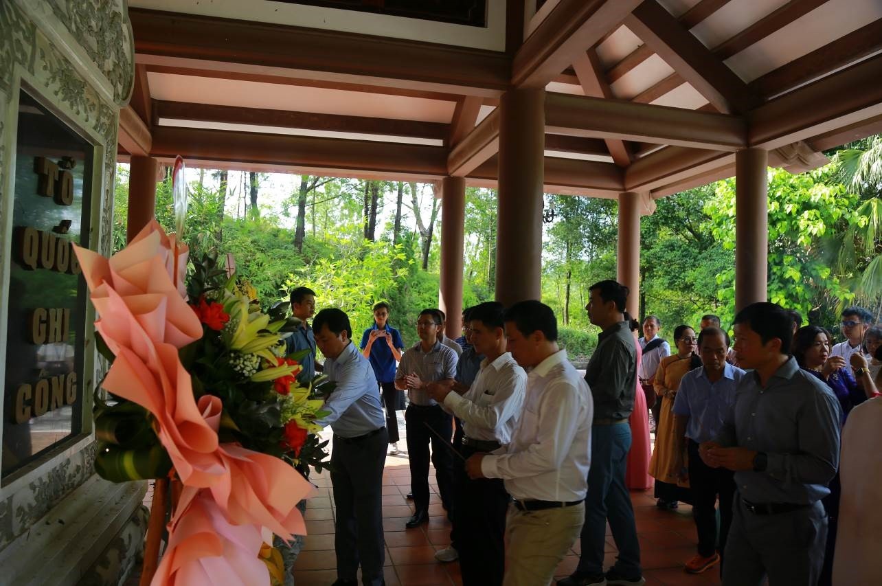 Đoàn dâng hương, dâng hoa tại khu di tích lịch sử Chín Hầm Đoàn dâng hương, dâng hoa tại khu di tích lịch sử Chín Hầm