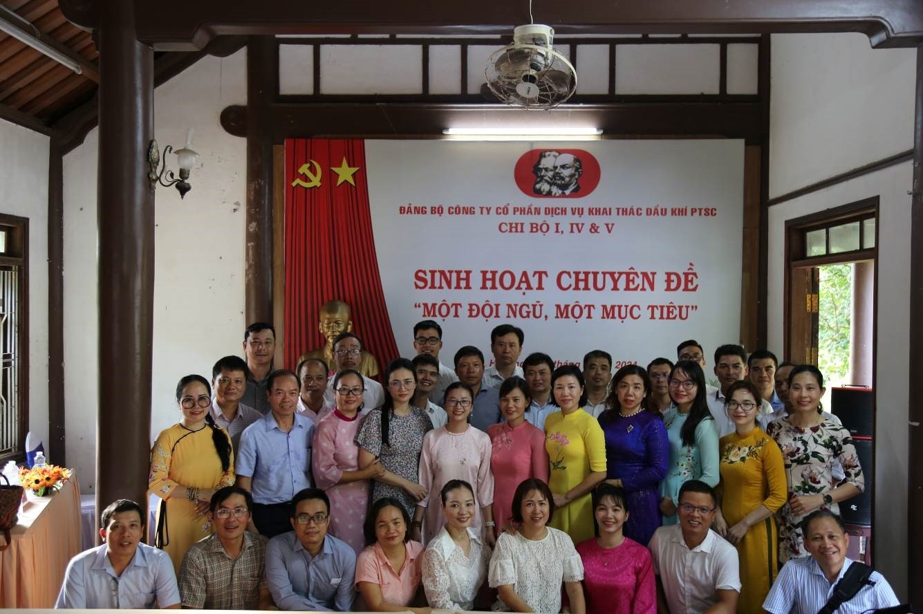 Đoàn đại biểu dự Hội nghị sinh hoạt chuyên đề chụp hình lưu niệm Đoàn đại biểu dự Hội nghị sinh hoạt chuyên đề chụp hình lưu niệm