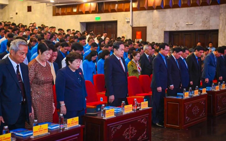 các đại biểu dành một phút mặc niệm Tổng Bí thư Nguyễn Phú Trọng. các đại biểu dành một phút mặc niệm Tổng Bí thư Nguyễn Phú Trọng.