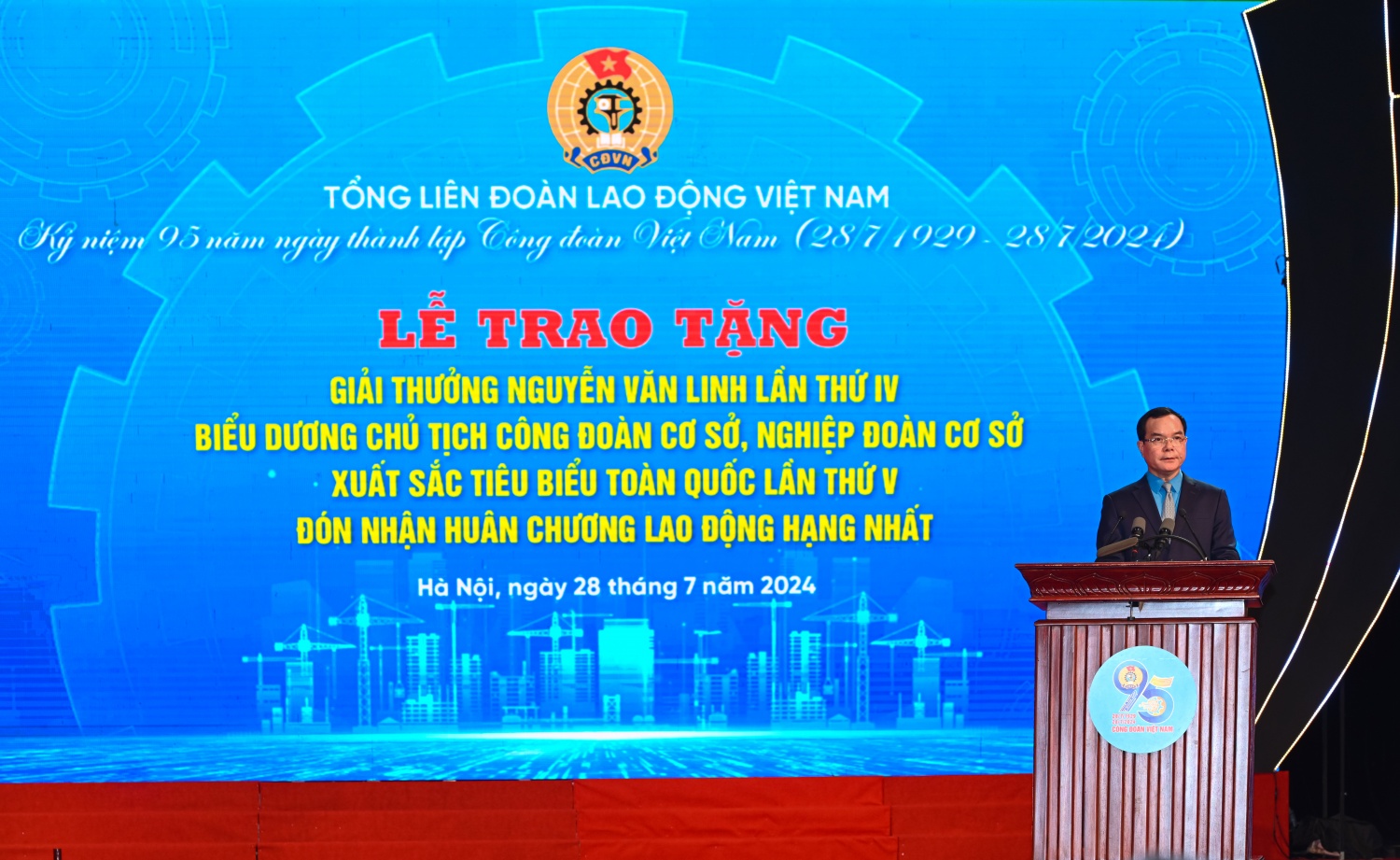 Chủ tịch Tổng Liên đoàn Lao động Việt Nam Nguyễn Đình Khang phát biểu tại buổi lễ. Chủ tịch Tổng Liên đoàn Lao động Việt Nam Nguyễn Đình Khang phát biểu tại buổi lễ.