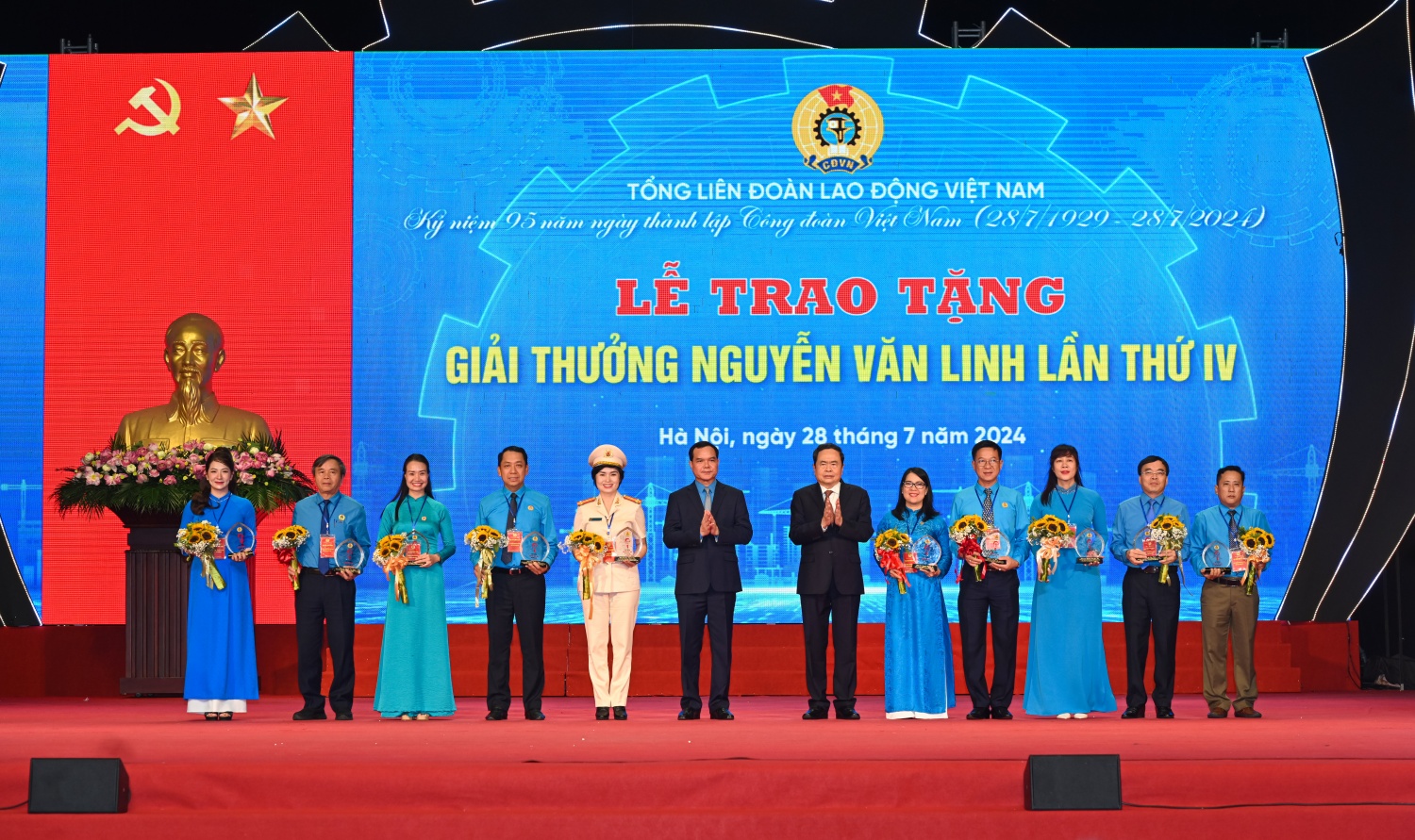 Chủ tịch Quốc hội Trần Thanh Mẫn và Chủ tịch Tổng Liên đoàn Lao động Việt Nam Nguyễn Đình Khang trao tặng “Giải thưởng Nguyễn Văn Linh” cho 10 gương mặt cán bộ công đoàn tiêu biểu. Chủ tịch Quốc hội Trần Thanh Mẫn và Chủ tịch Tổng Liên đoàn Lao động Việt Nam Nguyễn Đình Khang trao tặng “Giải thưởng Nguyễn Văn Linh” cho 10 gương mặt cán bộ công đoàn tiêu biểu.