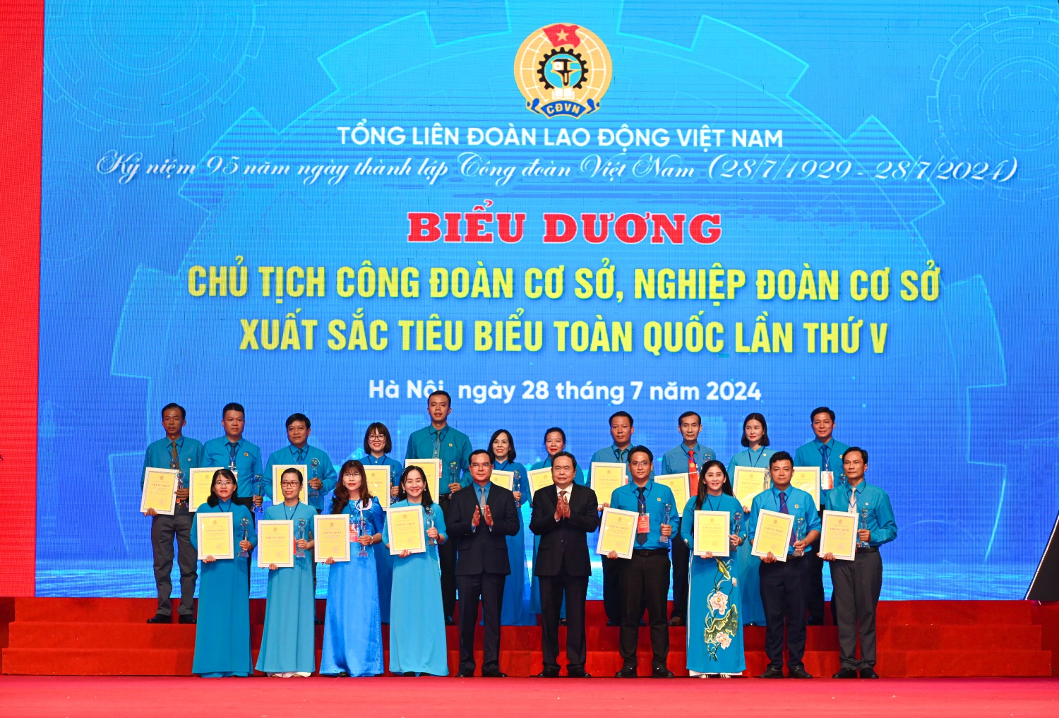 Chủ tịch Quốc hội Trần Thanh Mẫn và Chủ tịch Tổng Liên đoàn Lao động Việt Nam Nguyễn Đình Khang trao biểu trưng và chứng nhận cho các chủ tịch công đoàn cơ sở, nghiệp đoàn cơ sở xuất sắc toàn quốc. Chủ tịch Quốc hội Trần Thanh Mẫn và Chủ tịch Tổng Liên đoàn Lao động Việt Nam Nguyễn Đình Khang trao biểu trưng và chứng nhận cho các chủ tịch công đoàn cơ sở, nghiệp đoàn cơ sở xuất sắc toàn quốc.
