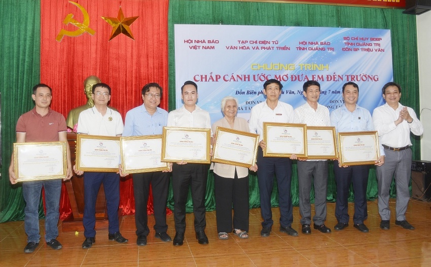 PTSC đồng hành cùng chương trình PTSC đồng hành cùng chương trình 'Chắp cánh ước mơ, đưa em đến trường'