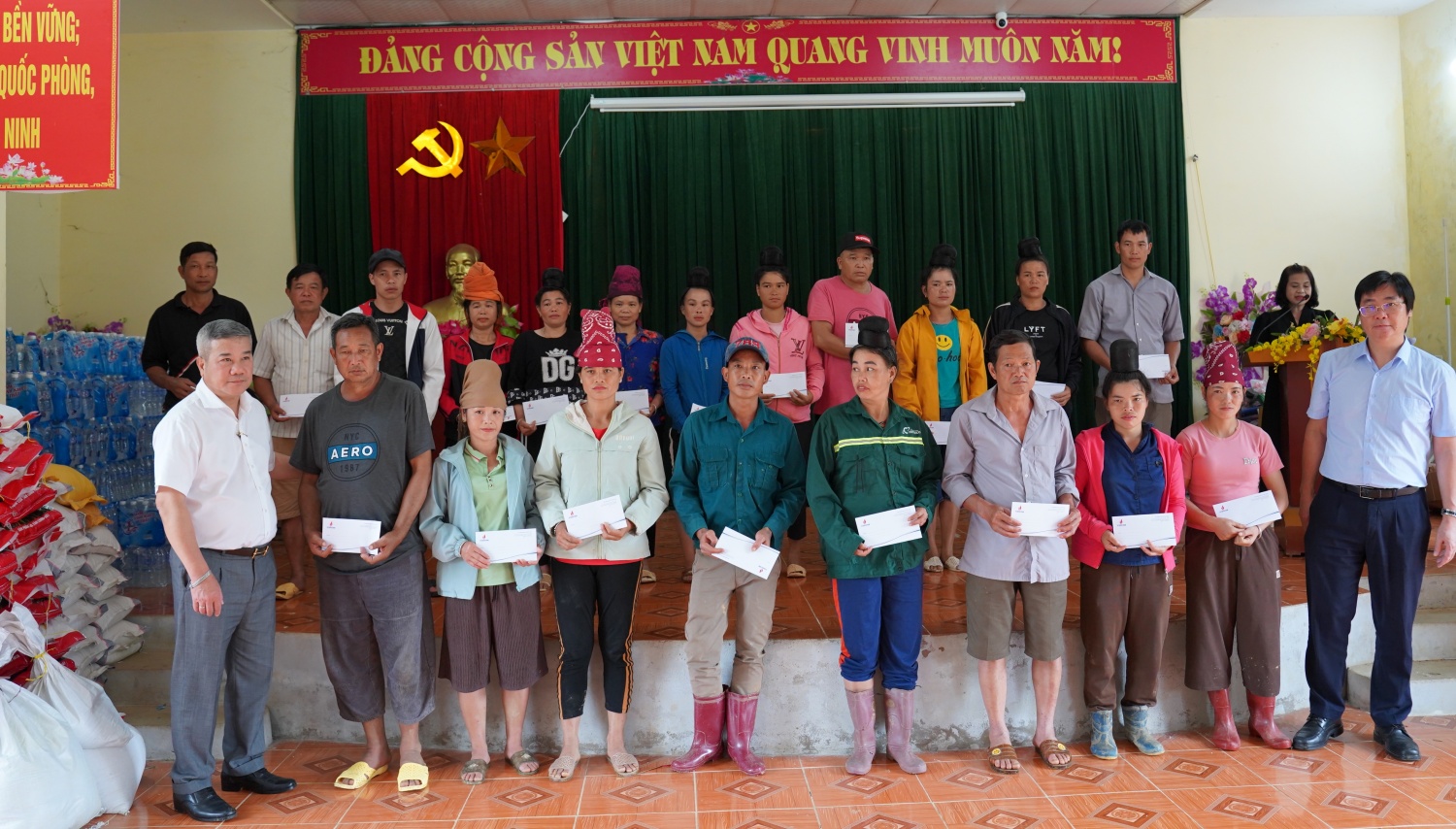 Mưa lũ gây thiệt hại nặng nề cho nhân dân hai tỉnh Sơn La và Điện Biên Mưa lũ gây thiệt hại nặng nề cho nhân dân hai tỉnh Sơn La và Điện Biên
