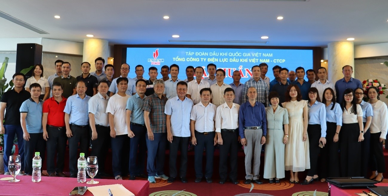 Ban tổ chức Khoá huấn luyện cùng các học viên chụp hình lưu niệm. Ban tổ chức Khoá huấn luyện cùng các học viên chụp hình lưu niệm.