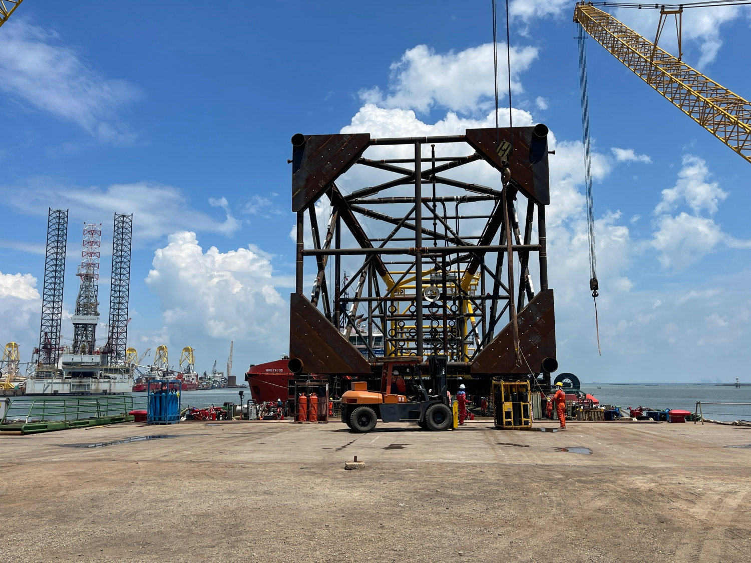 Hạ thủy thành công chân đế BK-23, Mỏ Bạch Hổ Hạ thủy thành công chân đế BK-23, mỏ Bạch Hổ