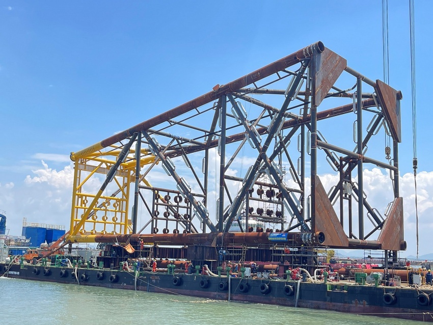 Hạ thủy thành công chân đế BK-23, Mỏ Bạch Hổ Hạ thủy thành công chân đế BK-23, mỏ Bạch Hổ