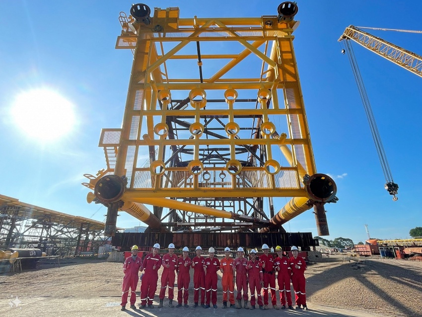 Hạ thủy thành công chân đế BK-23, Mỏ Bạch Hổ Hạ thủy thành công chân đế BK-23, mỏ Bạch Hổ