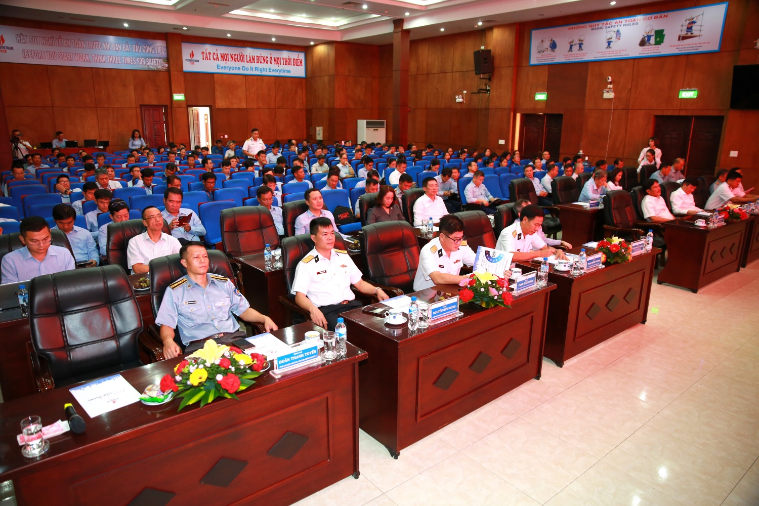 Toàn cảnh Hội nghị nói chuyện chuyên đề tình hình biển, đảo Việt Nam. Toàn cảnh Hội nghị nói chuyện chuyên đề tình hình biển, đảo Việt Nam.