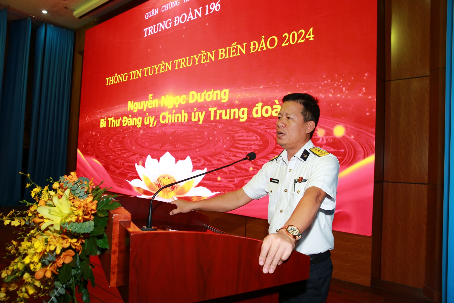 Đồng chí Thượng tá Nguyễn Ngọc Dương - Bí thư Đảng ủy, Chính ủy Trung đoàn Tàu ngầm 196 Hải quân thông tin, tuyên truyền về tình hình biển, đảo tại Hội nghị Đồng chí Thượng tá Nguyễn Ngọc Dương - Bí thư Đảng ủy, Chính ủy Trung đoàn Tàu ngầm 196 Hải quân thông tin, tuyên truyền về tình hình biển, đảo tại Hội nghị