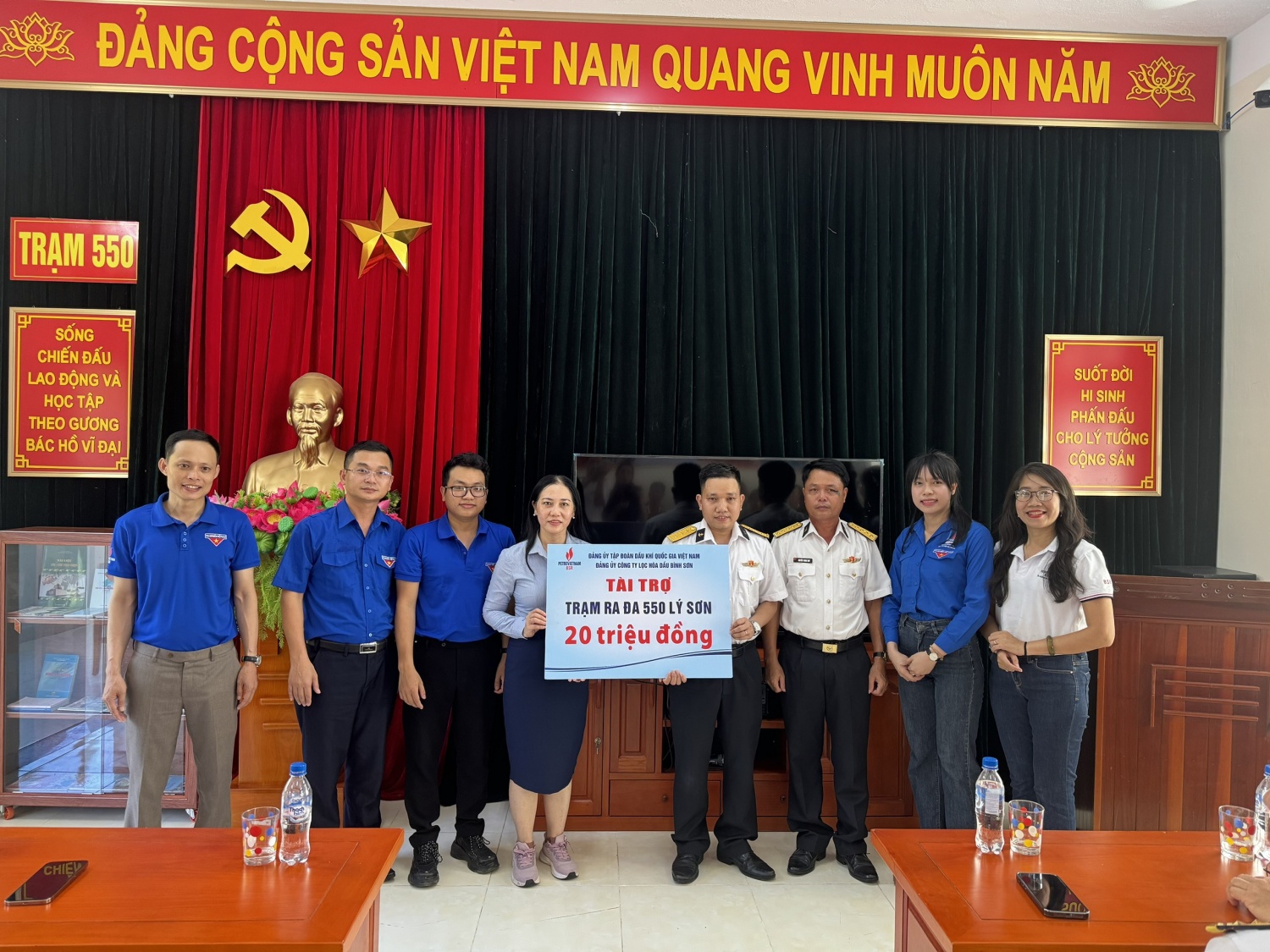 BSR thăm và tặng quà hỗ trợ cho Trạm Ra đa 550 đóng quân trên đỉnh núi Thới Lới (huyện đảo Lý Sơn). BSR thăm và tặng quà hỗ trợ cho Trạm Ra đa 550 đóng quân trên đỉnh núi Thới Lới (huyện đảo Lý Sơn).