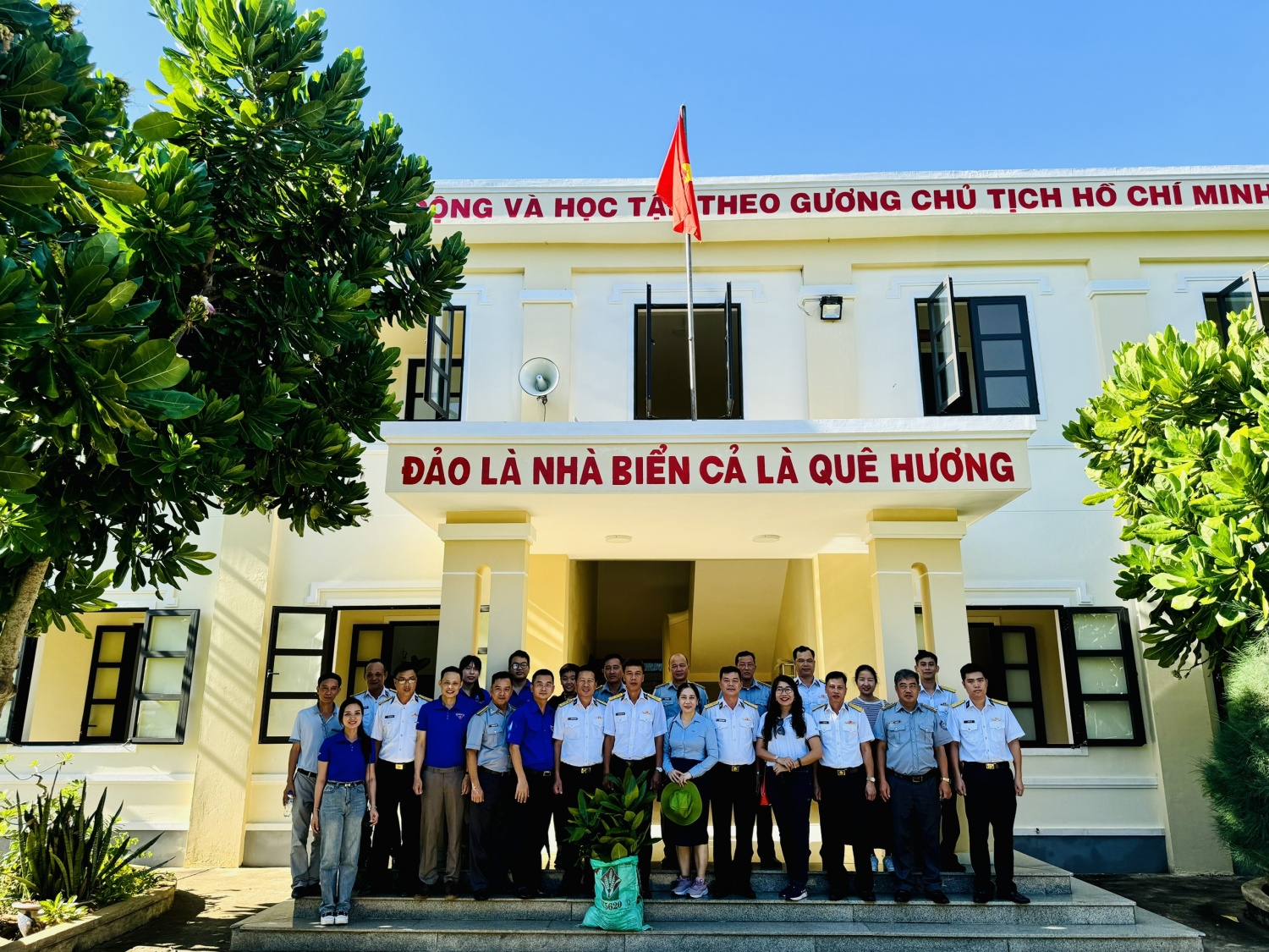 Các cán bộ, chiến sĩ hải quân tại huyện đảo Lý Sơn tặng cây bàng vuông cho đoàn công tác BSR. Các cán bộ, chiến sĩ hải quân tại huyện đảo Lý Sơn tặng cây bàng vuông cho đoàn công tác BSR.
