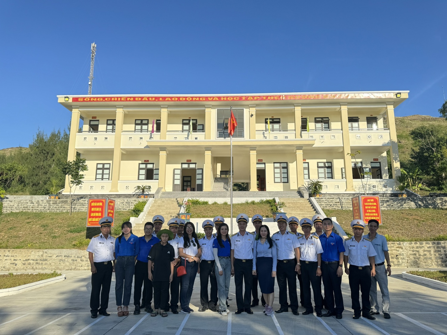 Đoàn công tác BSR chụp ảnh lưu niệm cùng cán bộ, chiến sĩ Trạm Ra đa 550. Đoàn công tác BSR chụp ảnh lưu niệm cùng cán bộ, chiến sĩ Trạm Ra đa 550.